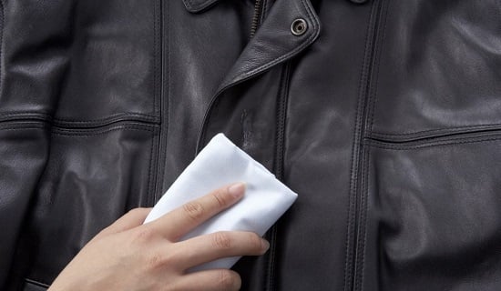 تنظيف الملابس الجلدية