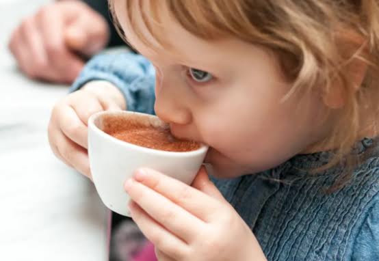 أضرار الكافيين على الاطفال