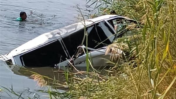 انقلاب سيارة ميكروباص داخل ترعة في قنا<br>