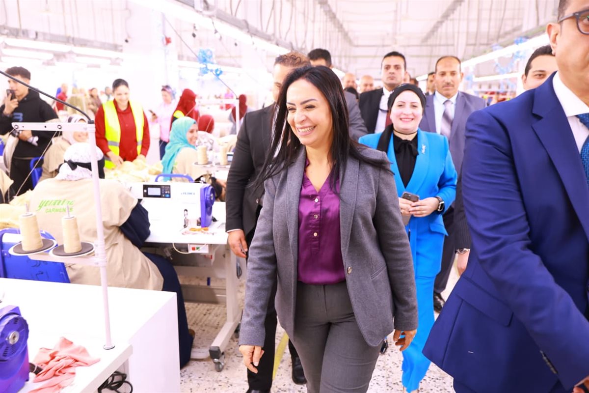 وزيرة التضامن تتفقد مشروعات مصنع الغزل بالفيوم