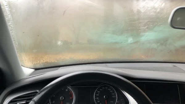 تكاثف البخار على زجاج السيارة&nbsp;