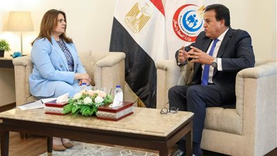 وزيرا الصحة والهجرة يبحثان آليات تنفيذ مطالب الأطباء المصريين بالخارج