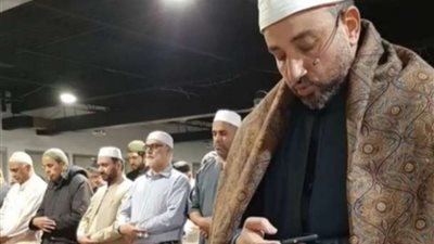 إمام مسجد يثير الجدل حول إستخدامه للهاتف أثناء إمامته للمصلين