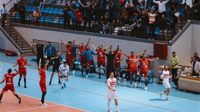 رجال يد الأهلي يتوج بلقب الدوري بعد الفوز المثير على الزمالك