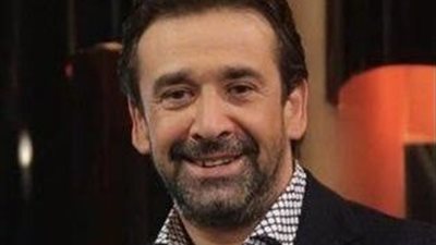 كريم عبد العزيز يطالب منع التصوير في جنازة والدته