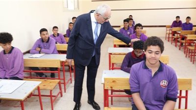 وزير التعليم يطمئن على مستوي الإمتحان لـ صفوف النقل بإحدي مدارس بدر