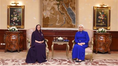 انتصار السيسي تعبر عن سعادتها بلقاء حرم سلطان عمان الشقيقة