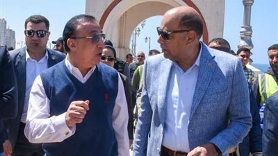 محافظ الإسكندرية يشهد التشغيل التجريبي للمشى السياحى بكوبري السادات