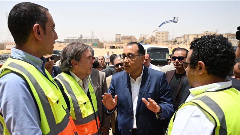 مدبولي يتفقد مصنع