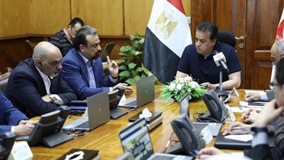 للاحتفال بالعيد.. عبد الغفار يترأس غرفة الأزمات والطوارىء بخطة التأمين الطبي