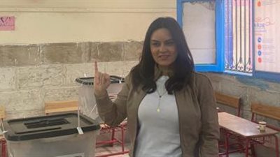 الفنانة رشا مهدى تدلي بصوتها في الانتخابات الرئاسية