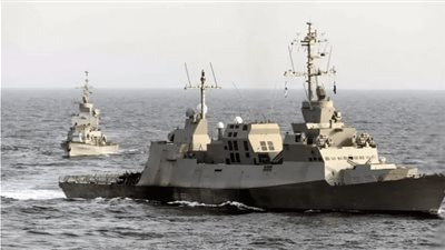 السواحل اليمنية تستهدف بارجة حربية إسرائيلية في باب المندب