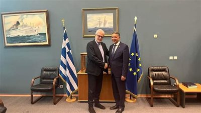 سفير مصر في أثينا ووزير الشئون البحرية اليوناني يبحثان ترتيبات الدورة البحرية