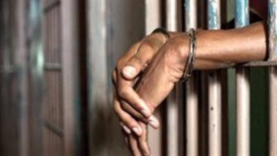 كاميرات المراقبة تفضح عامل بوفيه بفعل خادش للحياء