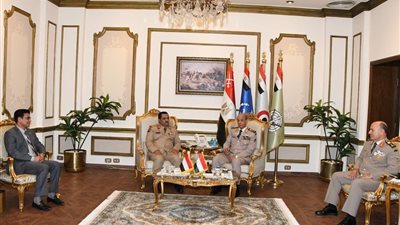 وزير الدفاع يلتقي نظيره اليمني ويجريان مناقشات حول التعاون العسكري