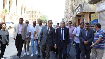 محافظ المنيا يتابع أعمال رصف وتطوير الطرق بالمحافظة