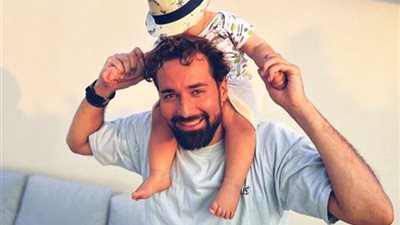 برفقة صغيره...أحمد حاتم ينشر صورًا جديدة لهم