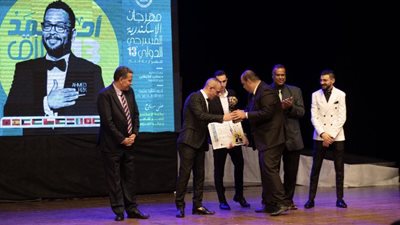 كرنڤال مسرحي جماهيري.. افتتاح الدورة 13 لمهرجان الإسكندرية المسرحي الدولي