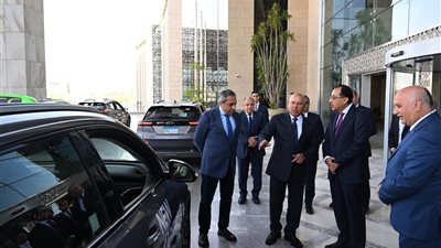 بعد إنطلاقه.. رئيس الوزراء يتفقد سيارات 