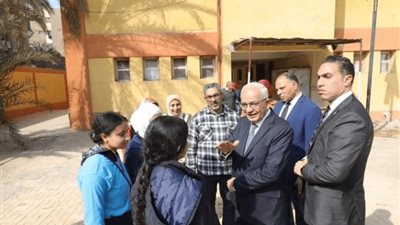وزير التربية والتعليم يجري زيارة مفاجئة لإحدي مدارس القاهرة
