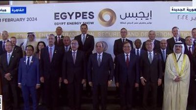 السيسي يتوسط الصورة التذكارية قبل افتتاح مؤتمر ومعرض 