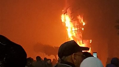 الأدخنة والنيران تحاصر محلات وسط البلد.. الدفع بسيارات الإطفاء (صور)