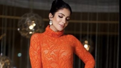 أثناء وضع المكياج.. ظهور منى زكي مع الرفاعي مصابة في ذراعها