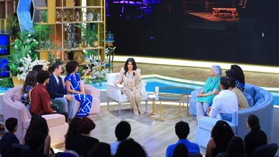 منى الشاذلي تستضيف فريق عمل 