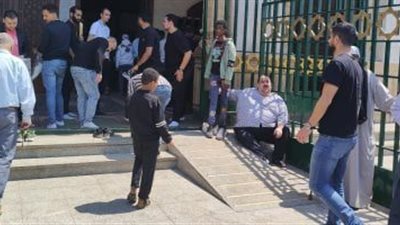 بحضور نجوم الكرة.. اللاعب مروان محسن يودع والده بعد أداء صلاة الجنازة