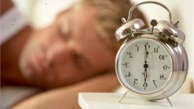 تحديد جدول نوم منتظم هو أمر ضروري لصحة جسمنا وعقلنا