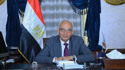 وزير التربية والتعليم يقدم إرشادات للطلاب حول طريقة حل الأسئلة باستخدام التابلت