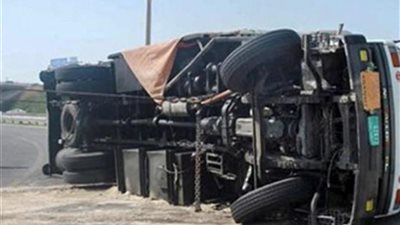 حادث انقلاب سيارة نقل ينهي حياة شاب فى قنا