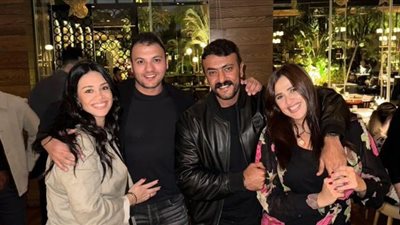 ياسمين عبد العزيز تحتفل بذكرى ميلاد العوضي وسط الأصدقاء 