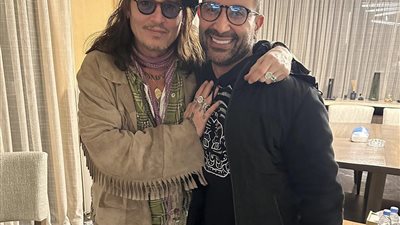 أحمد سعد ينشر صورة مع جوني ديب ويعلق: نورت بيت أخوك يا حبيبي