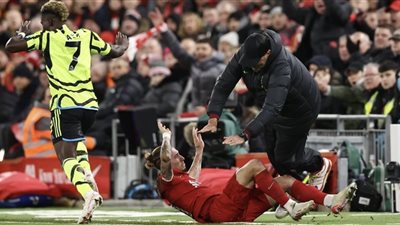 ساكا يُظهر الرياضة الحقيقية: اعتذار مؤثر لتسيميكاس بعد الإصابة