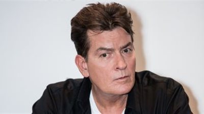 تشارلي شين يتعرض للاعتداء من قبل جارته في منزله