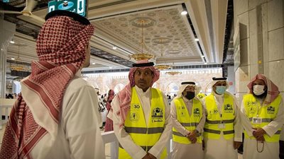 معتمر يلقي بنفسه من الأدوار العلوية للحرم المكي يثير الذعر