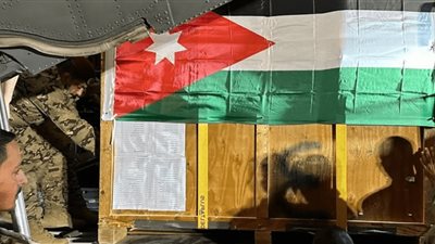 طائرة المساعدات الأردنية تُحلق في سماء غزة لمساعدة النازحين