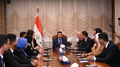 وزير الرياضة يعقد اجتماع مع كيان 