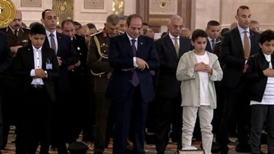 السيسي يؤدي صلاة عيد الفطر بمسجد مصر الكبير بالعاصمة الإدارية