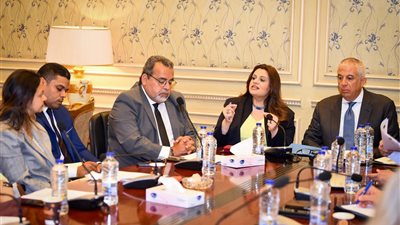 وزيرة الهجرة تستعرض خطة العمل خلال العام المالي الجديد