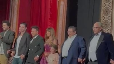 شاهد...الظهور الأول لابنة دنيا سمير غانم في عرض مسرحية 