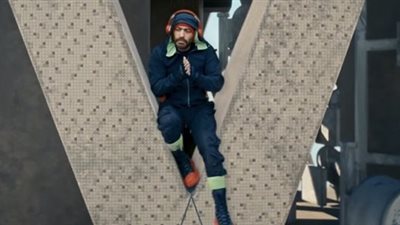 تامر حسني يقفز من برج القاهرة.. استعنا على الشقا بالله