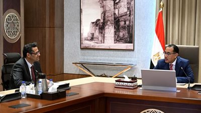 رئيس الوزراء يناقش سبل دعم خدمات الصحفيين وتطوير الصحافة