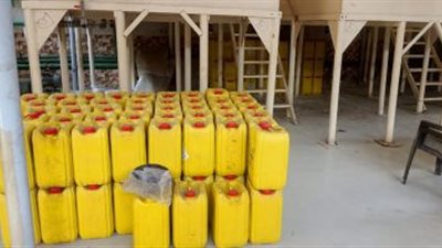 قبل إعادة تدويرها.. ضبط 10 أطنان زيت هوالك طعام داخل مصنع فى طنطا