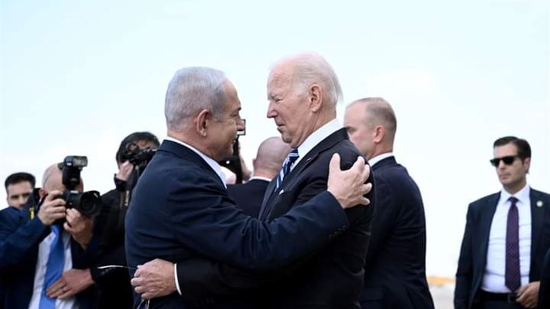 الرئيس الأمريكي يشعل
