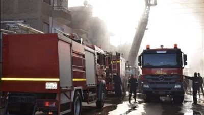 الدفع ب3 سيارات إطفاء لإخماد حريق محل شهير بالعجوزة