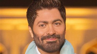 بصورة عائلية... تامر حسني يهنئ جمهوره برأس السنة 