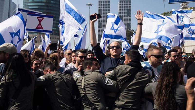 قوات الاحتلال تفرق