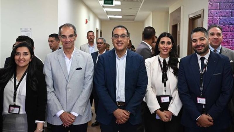 رئيس الوزراء مع عمرو